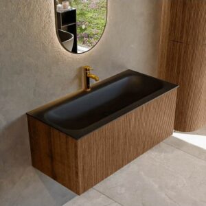 KURVE Komplet badmiljø i egetræ og solid surface med hanehul B101 cm - Valnød/Sort