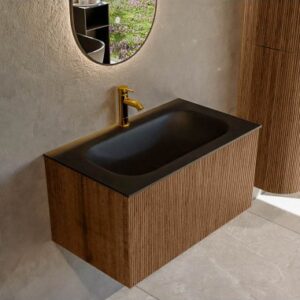 KURVE Komplet badmiljø i egetræ og solid surface med hanehul B81 cm - Valnød/Sort