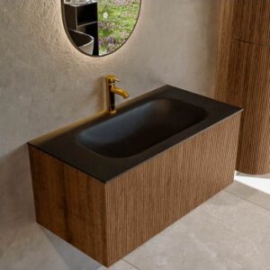 KURVE Komplet badmiljø i egetræ og solid surface med hanehul B91 cm - Valnød/Sort