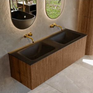 KURVE Komplet badmiljø i egetræ og solid surface uden hanehuller B131 cm - Valnød/Sort