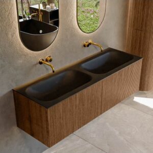 KURVE Komplet badmiljø i egetræ og solid surface uden hanehuller B141 cm - Valnød/Sort